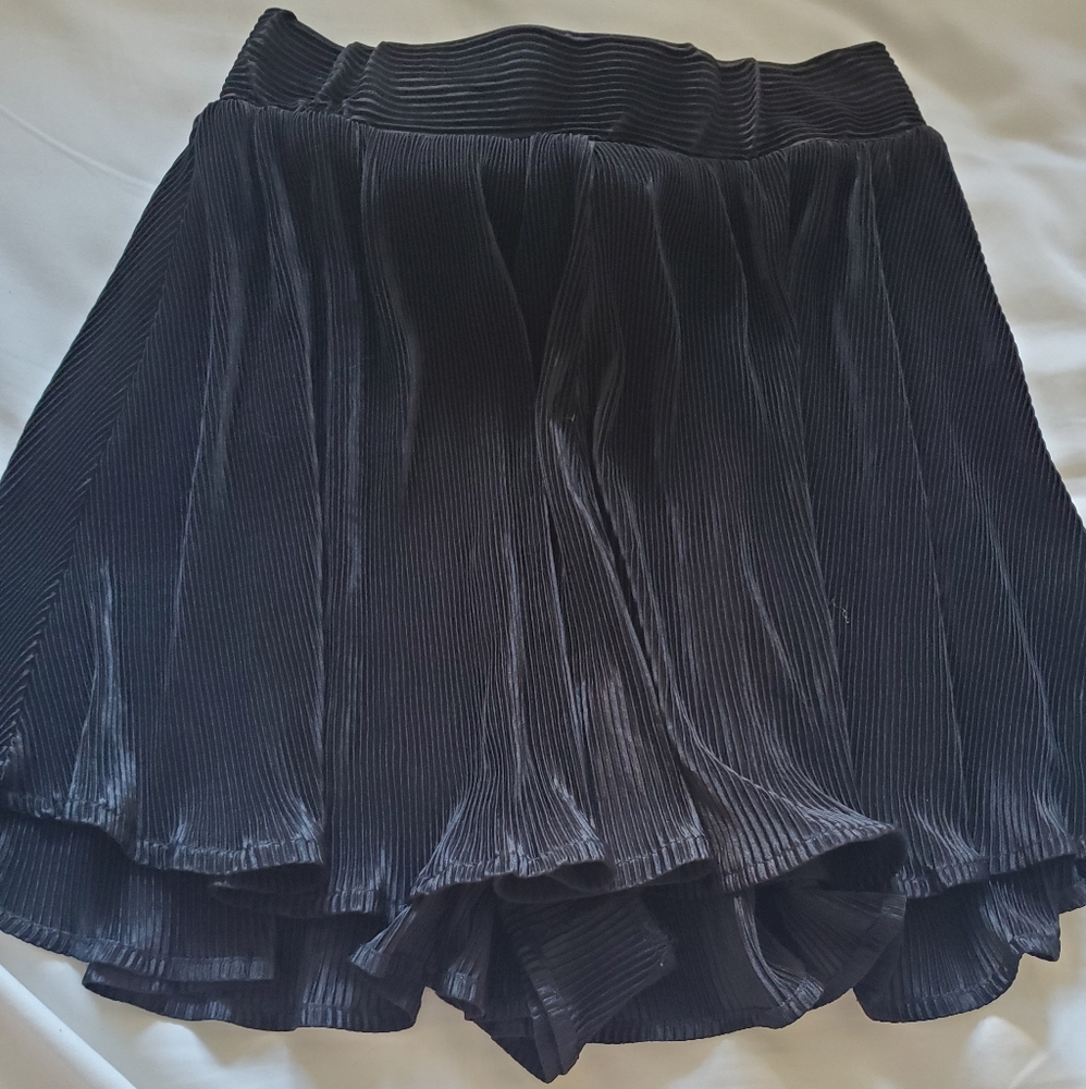 Flowy black pleated shorts